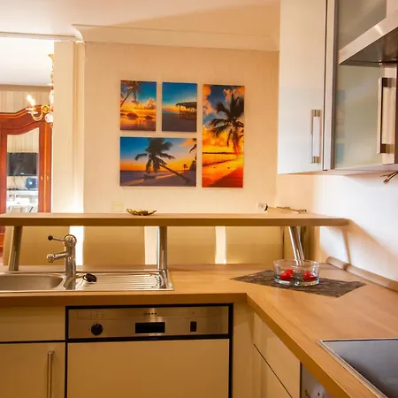 Les Bons Amis Apartment *